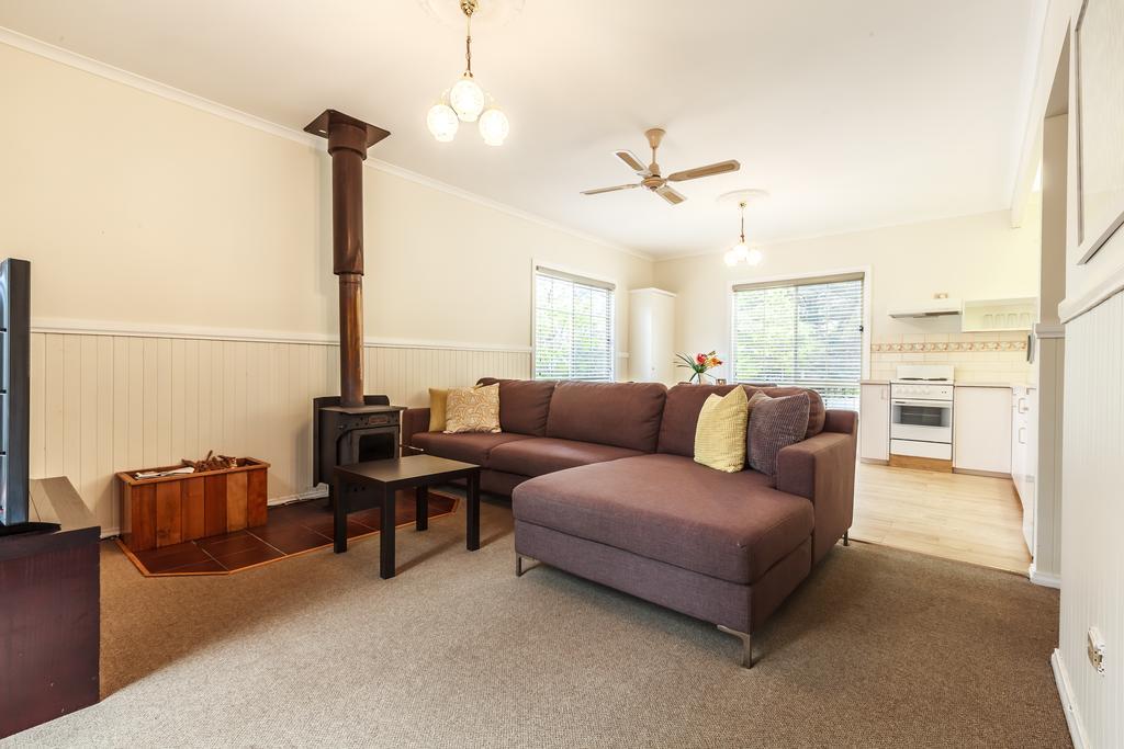 The Cottages At Hepburn Springs Room photo