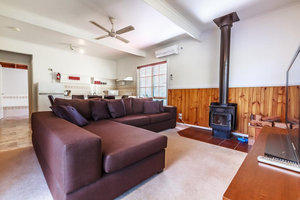 The Cottages At Hepburn Springs Room photo